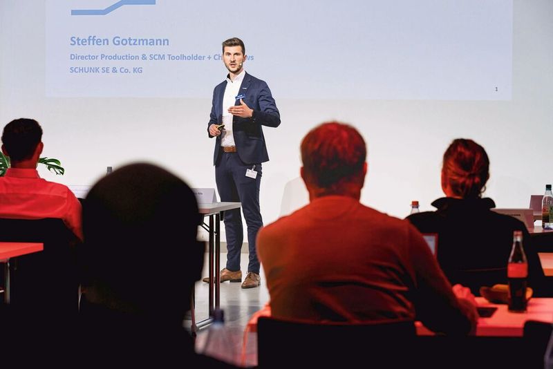 Steffen Gotzmann zeigte anhand eines Praxisbeispiels von Schunk, wie prozessspezifische Automationszellen die Produktivität in der Werkzeughalterproduktion steigern können. (Bild: Stefan Bausewein)