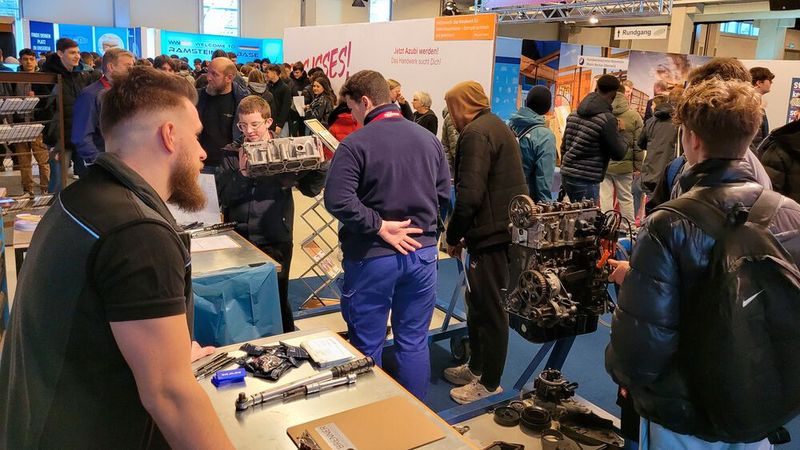 Die Kfz-Innung Rhein-Neckar-Odenwald nahm an der Ausbildungsmesse in Mannheim teil  und warb für die Autoberufe.(Bild:  Dietmar Cysters)