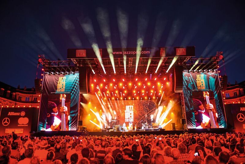 Die Bühne ist 28 Meter breit, 17 Meter hoch und 18 Meter tief – damit zählt sie zu den größten Open Air-Bühnen der Welt.  (Bild: Reiner Pfisterer)