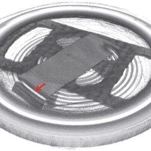 Bild 4: Durchgehend gerissenes Tabbändchen im CT-Volumenscan des Akkumulators.(Bild:  Hochschule Aschaffenburg)