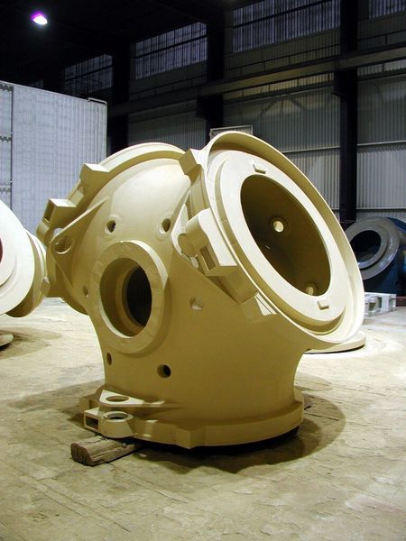 Rotornabe, Abmessungen 3200 mm x 2930 mm x 2925 mm, Stückgewicht: rund  10.000 kg, Werkstoff: EN-GJS-400-18U-LT  nach DIN EN 1563. (Bild: Meuselwitz-Guss)