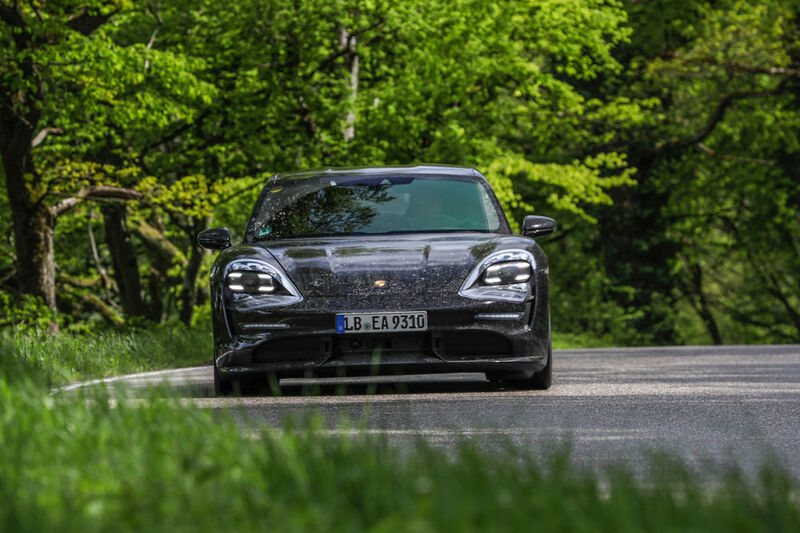 Der Porsche Taycan muss in den Wäldern um Weisach zeigen, dass er ein echter Porsche ist. (Porsche)