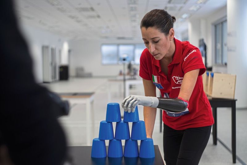 The delicate task of grasping and stacking cups with an arm prosthesis is one of the challenges at the Cybathlon. (Image:ETH Zurich / Cybathlon)