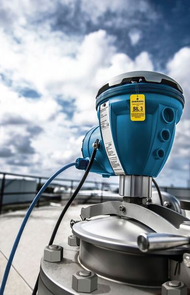In der Norm API 2350 wird gefordert, dass Tanks der Kategorie 3 mit mindestens einem unabhängigen Überfüllsicherungssystem und einem automatischen Tankmesssystem wie dem Rosemount 5900S Radar-Füllstandmessgerät von Emerson ausgestattet werden. (Bild: Emerson)