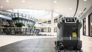 Abbildungen und klare Anweisungen auf dem großen Touchdisplay ermöglichen
eine einfache Bedienung der Reinigungsmaschine Kira B 50. (Bild: Kärcher)