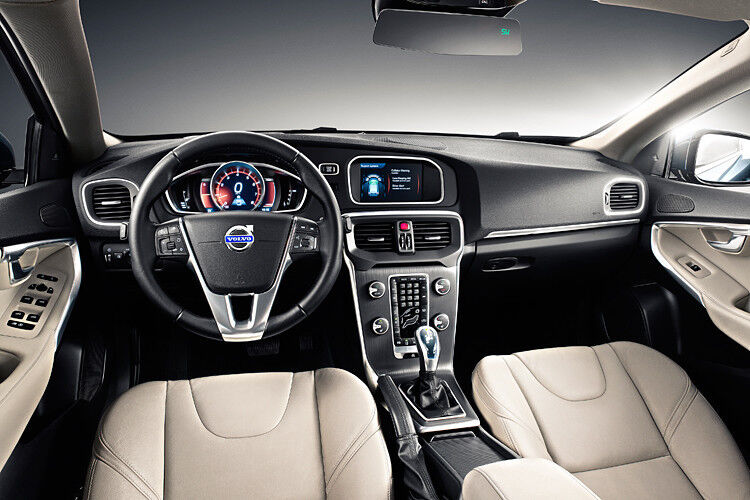 Im Innenraum geht es aufgeräumt und eigenständig zu. Wer das digitale Kombiinstrument ordert, kann dieses im Auto personalisieren: (Foto: Volvo)