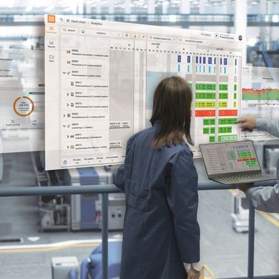 Ganttplan Analytics & Confirmation: Dashboards zeigen Plan‑gegen‑Ist‑Vergleich, Abweichungen und Kennzahlen in der Produktionsübersicht. (Bild: Bildkomposition Dualis/Gorodenkoff@AdobeStock)