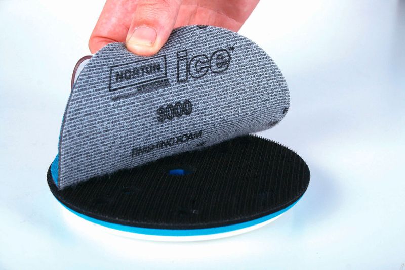 Das Klett-Befestigungssystem Self-Grip garantiert niedrige Rüstzeiten, bietet optimalen Halt und schützt noch effektiver gegen ein Verrutschen des Schleifmittels. (Saint-Gobain Abrasives )