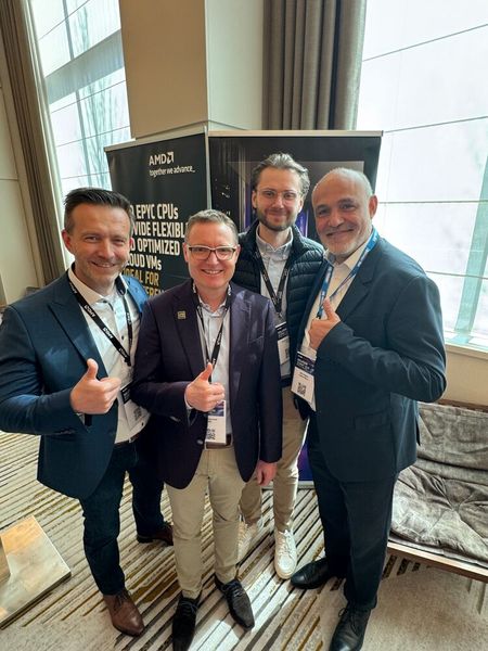 Großartiger Austausch beim AMD-Team: (v. l.) Christian Opit, Jörg Roskowetz, Alesander Troshin mit Atila Kaplan (Ingram Micro) (Bild: Vogel IT-Medien GmbH)