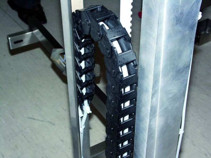 Enge Einbauverhältnisse:  Der Biegeradius für die Energiekette mit „Chainflex“-Leitungen beträgt 180°. (Archiv: Vogel Business Media)