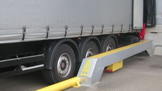 Da rollt nichts mehr: Die Wegfahrsperren "Stop Trucks" von Expresso sorgen für mehr Sicherheit an der Rampe. (Bild: Expresso)