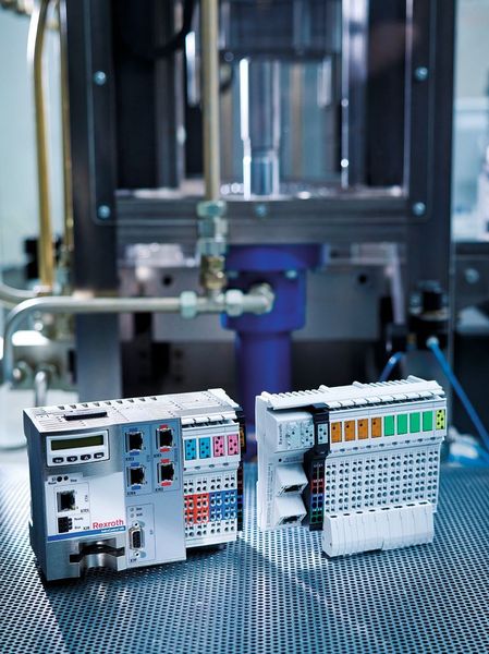 Bild 1: Mit modular zuschaltbaren Ein- und Ausgangsmodulen kann die Zahl der hydraulischen Antriebe in zentralen Konzepten in Viererschritten erfasst werden. Jedes Modul erfüllt alle Hydraulikanforderungen.  (Bild: Bosch Rexroth)