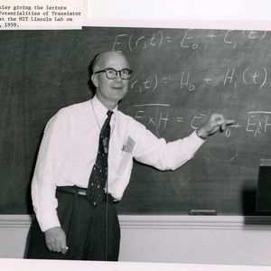 William Shockley im Jahr 1959.(Bild:  William Shockley 1959 lecture (wh478sd1288) /William Shockley / CC BY )