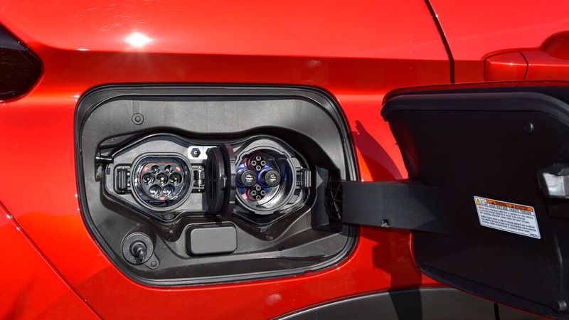 Der Akku kann sowohl an Wechsel- als auch an Gleichstrom übers Netz geladen werden. Links befindet sich die Typ-2-Steckdose für das AC-Laden und rechts die Chademo-Steckdose für das DC-Laden.  (Bild: Simon/»kfz-betrieb«)