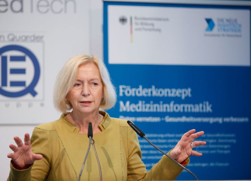 Bundesforschungsministerin Bundesforschungsministerin Prof. Dr. Johanna Wanka stellt zum Auftakt des Medica Health IT Forums das Förderkonzept Medizininformatik der Bundesregierung vor: „Uns geht es vor allem darum, dass medizinisch relevante Daten zum Wohle der Patienten genutzt werden. Wenn diese Daten systematisch ausgewertet werden, können daraus genauere Diagnosen und verbesserte Therapien abgeleitet werden.“ (Bild: Messe Düsseldorf / ctillmann)