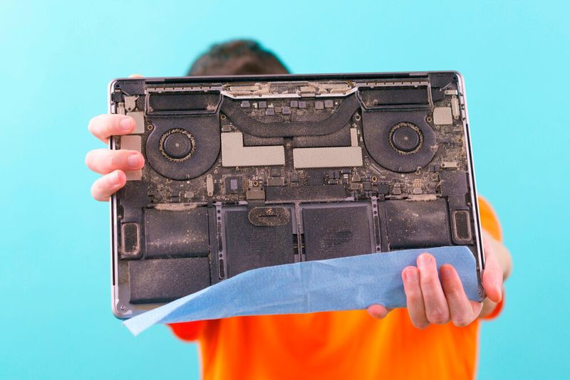 In einem hochspezialisierten Metallbaubetrieb, der sich auf die Herstellung von Oldtimer-Ersatzteilen fokussiert hat, befand sich direkt hinter dem Eingang der Produktsionshalle die Konstruktions-Workstation, an der die individuell gerfertigten Werkstücke erstellt und gespeichert wurden. Doch die unüberlegte Platzierung hatte verheerende Konsequenzen, denn im Laufe der Jahre entstand hier eine feine Mischung aus Kühlschmierstoffen, Maschinenbewegungen und Druckluft, die sich als Öl-Nebel im Inneren des PCs sowie in der HDD manifestierte. Auf den hoch sensiblen Magnetplatten abgelagert, behinderte dieser Nebel die Funktionsweise der die Schreib-/Leseköpfe, sodass die mechanischen Teile über die Zeit verklebten. Als die Festplatte final nicht mehr hochfahren konnte, war es dann zu spät. Bedauerlicherweise lag kein Backup der wertvollen dienstlichen Daten vor. So waren plötzlich Daten von großem Wert verschwunden, darunter befanden sich alte Konstruktionszeichnungen und Fertigungspläne für Oldtimer-Einzelteile, Auftragslisten, Kontakte zu Kunden und Auftraggebern sowie wichtige Prozessdokumentationslisten. Es konnten jedoch 99,4 Prozent der Daten durch die Datenrettung  wiederhergestellt werden. (Bild: AndriiKoval - stock.adobe.com)