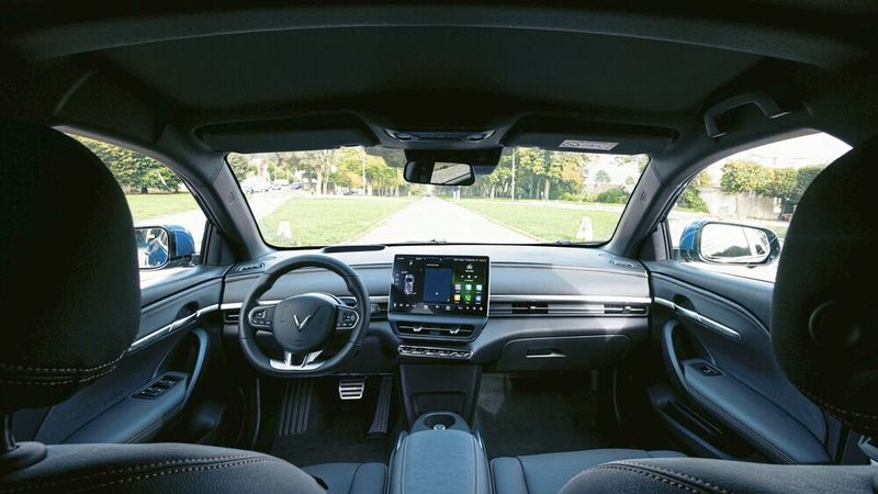 Im Innenraum übernimmt ein 12,9 Zoll großer Touchscreen die Steuerung. (Bild: Vinfast)