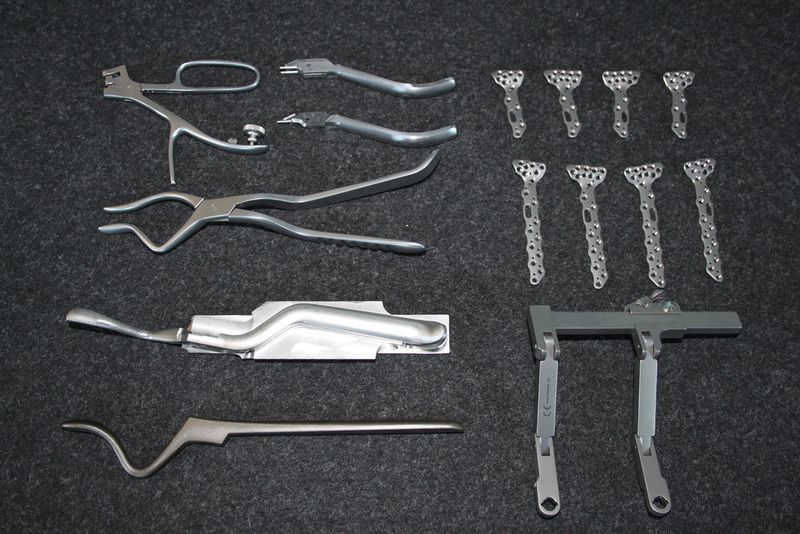 Fertigungsablauf für Chirurgie-Instrumente – beginnend bei geschmiedeten Rohlingen – sowie fertige Implantate und Fixatoren (Bild: Hermle)