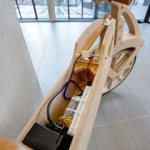 Beim dritten Prototypen sind Mini-Computer, Batterie und Beschleunigungssensor ganz im Holzrahmen verschwunden.(Bild:  Oliver Dietze / Uni des Saarlandes)