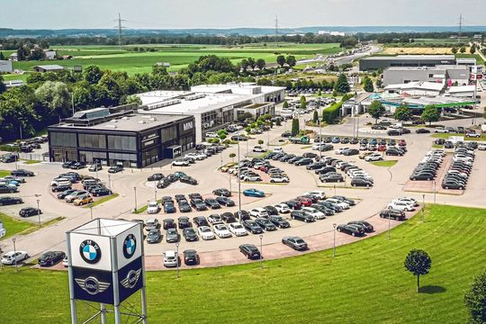 Vom kleinen Ein-Mann-Betrieb hat sich das Memminger Autohaus Reisacher zur Unternehmensgruppe mit dreistelligem Umsatz entwickelt. Das gelang vor allem durch Konsequenz und die Konzentration auf das Wesentliche. Dabei immer im Blick: der Kunde.(Bild:  Reisacher)