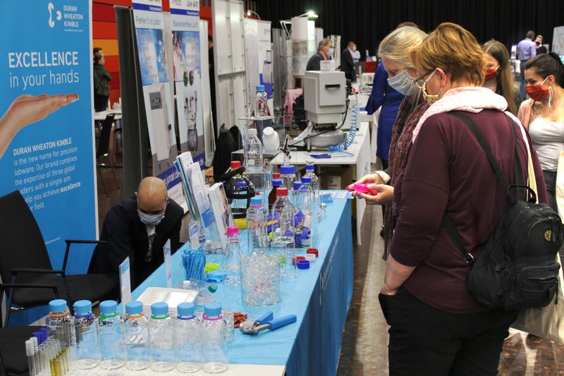 Produkte vor Ort in Augenschein zu nehmen – wie hier ein flexibler Gefäßverschluss für Bechergläser und Erlenmeyerkolben –, lässt sich bis jetzt noch nicht gänzlich durch digitale Lösungen ersetzen.  Weitere Infos zu den kommenden LAB-SUPPLY-Messen finden Sie auf www.lab-supply.info.  (LABORPRAXIS, C. Lüttmann)