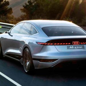 Die Außenhaut zeichnet sich durch einen aerodynamischen Feinschliff aus, der für einen cW-Wert von lediglich 0,22 sorgt. (Bild:  Audi)
