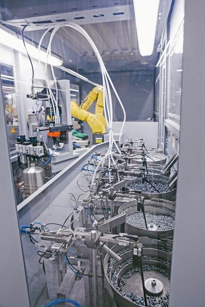 In den Töpfen liegen sechs verschiedene Niete, die die Maschine automatisch holt. (Bild: Maiwolf)