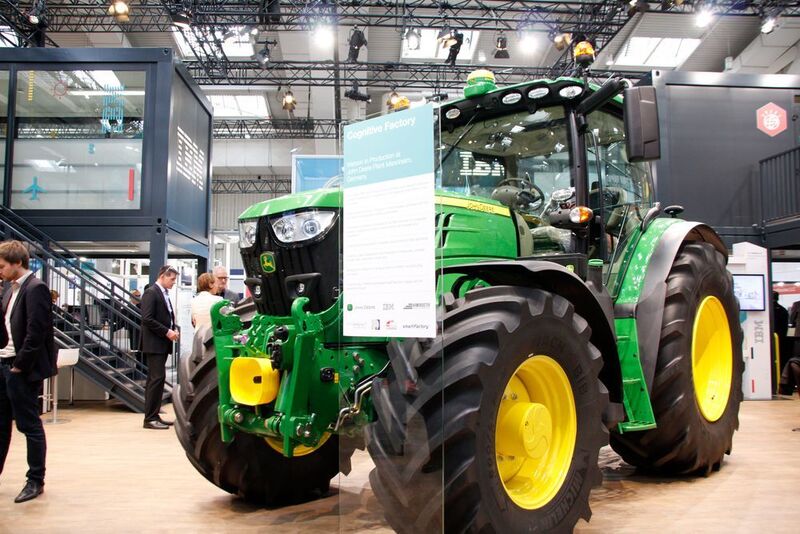 John Deere zeigt am Stand von IBM, wie ein Traktor nach dem Prinzip Industrie 4.0 hergestellt werden kann. (Bild: konstruktionspraxis)