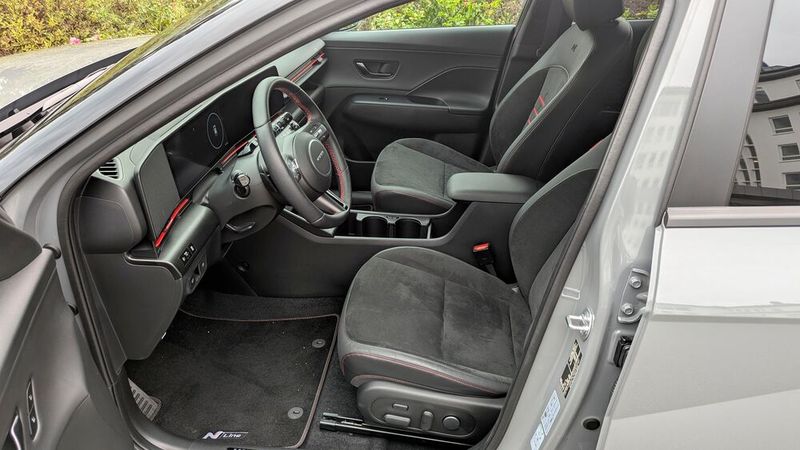 Der Innenraum ist geräumig und hochwertig verarbeitet.  (Bild: Rosenow – VCG)