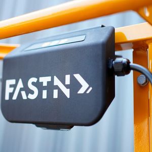 Der Schaltkasten von Fastn, in dem Zustands-LED, Warnleuchte und Buzzer montiert sind. Darin befindet sich ein USB-Anschluss für Diagnose und auslesen der Ereignisse, um das System auch kontinuierlich zu verbessern, wie Haulotte erklärt.(Bild:  Haulotte)