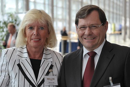 »kfz-betrieb« sagt sagt seinen beiden langjährigen Award-Partnern herzlichen Dank. Sie kannten das Ergebnis hüteten es aber bis zum Schluss: Marion Johl, Generalbevollmächtigte der Santander Consumer Bank, und Axel Berger, Vorstandsvorsitzender Car Garantie. (Archiv: Vogel Business Media)
