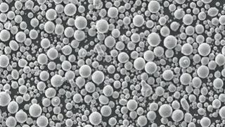 Rasterelektronenmikroskopische Aufnahmen gasatomisierter Ampertec Spherical Ti-42Nb Pulver bei 100-facher Vergrößerung (links) und bei 1000-facher Vergrößerung (rechts). (H.C. Stark)