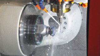 Bild 1: Das Thermomanagement regelt die Temperatur auf ± 0,02° genau. Daher arbeitet die Maschine auch nach 40 Stunden Dauerbetrieb noch genauso präzise wie beim Start der Bearbeitung. (Bild: Kern)