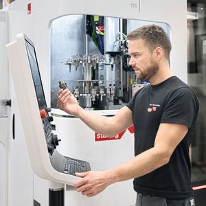 L'interface homme-machine Fanuc de la série 30i-B5 Plus simplifie la programmation, la gestion des paramètres, et la traçabilité des données de production directement depuis la machine.(Source :  Ralf Baumgarten)