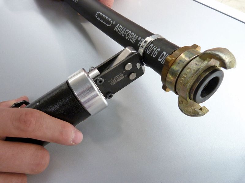 Bild 6: Die Montage von Clic-Schlauchschellen via Deprag-Zange schafft eine sichere Verbindung zwischen Schlauch und Kupplung. (Bild: Deprag)