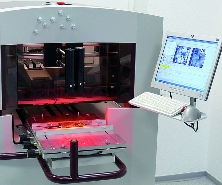 Gut gerüstet für die Zukunft: MONTWILL investiert kontinuierlich in Aus- und Fortbildung der Mitarbeiter, in F&E sowie in modernste Fertigungstechniken, wie einen Drucker (Bild), der Teil einer neuen SMD-Bestückungsanlage ist. Hier wird über eine Schablone bleifreies Lot auf die Platine übertragen. (Archiv: Vogel Business Media)