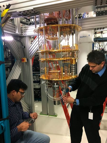 Abbildung 9: Ganz unten an der Spitze befinden sich die Qbit-Prozessoren. Das Bild zeigt allerdings die Vorbereitungen zu einem Experiment mit dem 5Qubit-Prozessor-Computer von IBM.  (IBM)