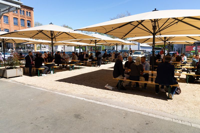 Dank gutem Wetter ließ es sich auch im Außenbereich ganz gut netzwerken.  (Bild: Littlebit)