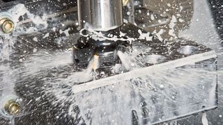 Bedarfsgerecht einstellen: Nur ausgewählte Bearbeitungsprozesse erfordern Kühlmittelzufuhr unter hohem Druck und innere Kühlmittelzufuhr. (Bild: Blaser Swisslube)