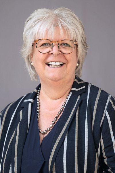 Monika Mandl, Leiterin Human Resources Development bei Gebrüder Weiss: «Die jungen Frauen und Männer erwartet eine spannende und lehrreiche Zeit, in der sie nicht nur wichtige Grundlagen der Transport- und Logistikbranche kennenlernen, sondern auch viele Impulse für ihre weitere berufliche Zukunft erhalten. Neben der Vermittlung von Fachwissen ist es uns ein Anliegen, die jungen Menschen bei ihrer persönlichen Entwicklung zu begleiten, versteckte Potenziale zu entdecken und zu fördern.» (Bild: Gebrüder Weiss / Serra)