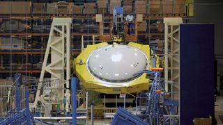 Der weltweit einzige Nietautomat zur Herstellung der Druckspante für Airbus-Verkehrsflugzeuge A320 bei Ruag Technology.  (Bild: Ruag)