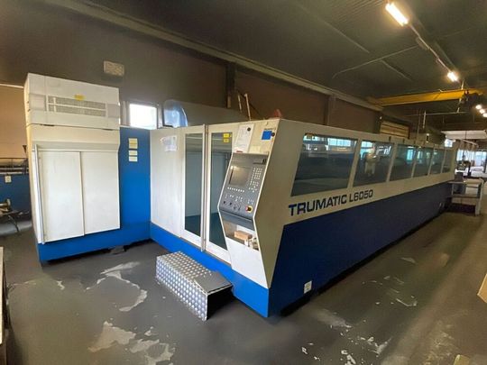 Ein niederländischer Stahlbearbeiter musste Insolvenz anmelden. Das Equipment wird nun bis einschließlich 27. Oktober über das Online-Auktionshaus Surplex versteigert. Nur ein Highlight davon ist diese Laserschneidmaschine Trumatic TC L6050 von Trumpf. Mehr im Bericht.(Bild:  Surplex)