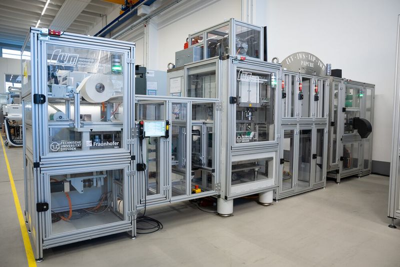 Das ist die Demonstrationsanlage für die klebstofffreie Versiegelung von 4-Rand-Beuteln aus Papier. Sie arbeitet per Rolle-zu-Rolle-Verfahren sehr produktiv. (Bild: Fraunhofer IVV)