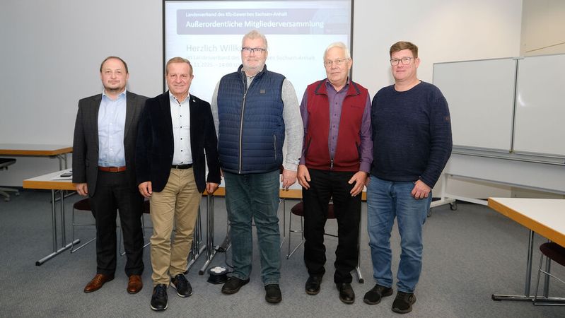 Der Vorstand des Kfz-Gewerbes Sachsen-Anhalt: (v. l.) Geschäftsführer Michael Koch, Präsident Thomas Peckruhn, Jens Stierwald, Ulrich Spey und Matthias Bauher; es fehlt Vizepräsident Martin Förster.(Bild:  Holger Zietz - VCG)