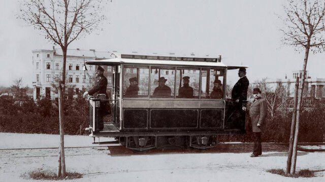 1881 - die erste Elektrische Strassenbahn in Berlin: Nicht zuletzt das dynamoelektrische Prinzip war ein Grundstein dafür, dass Siemens seine Idee, Straßenbahnen über die Schienen mit Strom zu versorgen, anstatt sie von Pferden ziehen zu lassen, auch technisch umsetzen konnte.  (Bild: Siemens)