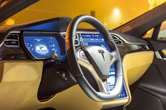 Komponenten, die Funktionen von Fahrerassistenz- systemen steuern und ausführen, müssen maximale Sicherheit und Zuverlässigkeit gewährleisten. Dazu zählen auch Elektromotoren für die Servo- lenkung.(Bild:  Shutterstock)