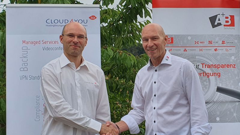 Manuel Wannemacher, Vorstand der Cloud4you AG (links), und Gerhard Strauss, Geschäftsführer von A+B Solutions, möchten mit MES- und PLM-integrierter Software in Kombination mit erstklassigen Cloud-Lösungen auch ihren KMU-Kunden ermöglichen, ihre Fertigung ohne erhebliche Investitionen effizient zu digitalisieren.(Bild: A+B Solutions)