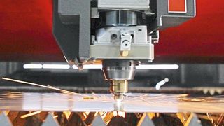 Faserlaserschneiden mit 12 kW Leistung klappt jetzt mit der Bystar Fiber: Ihr dazu implementierter Bystronic-Laserschneidkopf und die Innovation “Beamshaper „ sorgen sowohl an dünnen als auch an dicken Blechen bis 30 mm Stärke für hochwertige Schneidergebnisse. Dabei ist es dem System egal, ob es Stahl, Aluminium oder Buntmetalle bearbeitet. (Bystronic)