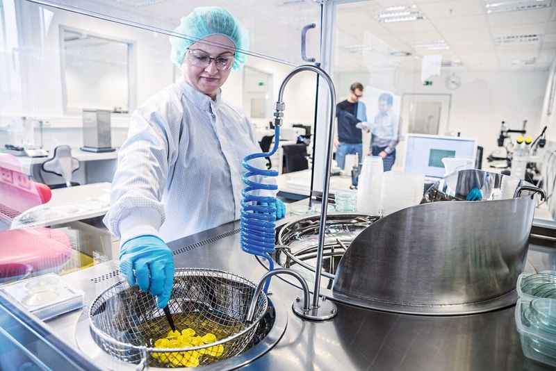 Technische Sauberkeit immer im Griff: Am sogenannten „Spülstand“ wird überwacht, ob alle Vorgaben eingehalten werden. (Bild: Pöppelmann)