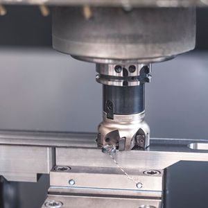 Wenn das BLN-Eckfräsersystem von Arno Werkzeuge mit seinem massiven Werkzeughalter und großen Wendeschneidplatten „zubeißt“, kann mit einer Zustellung von 12 Millimetern gefräst werden. Bevor das versage, gehe eher die Fräsmaschine in die Knie, wie es heißt.(Bild:  Suxes / M. Frischauf)